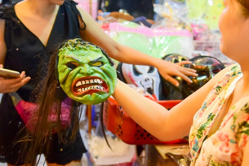 
Một người bán hàng cho biết diện tích bày hàng có hạn nên chỉ treo những loại nào khách ưa thích, bán chạy nhất.
