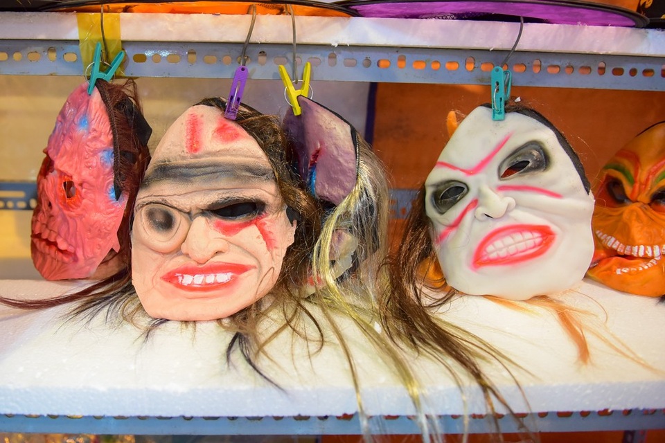 
Có tới hàng trăm mẫu mã mặt nạ từ ma quỷ, xác sống, đầu lâu xương chéo cho đến quái vật hút máu...
