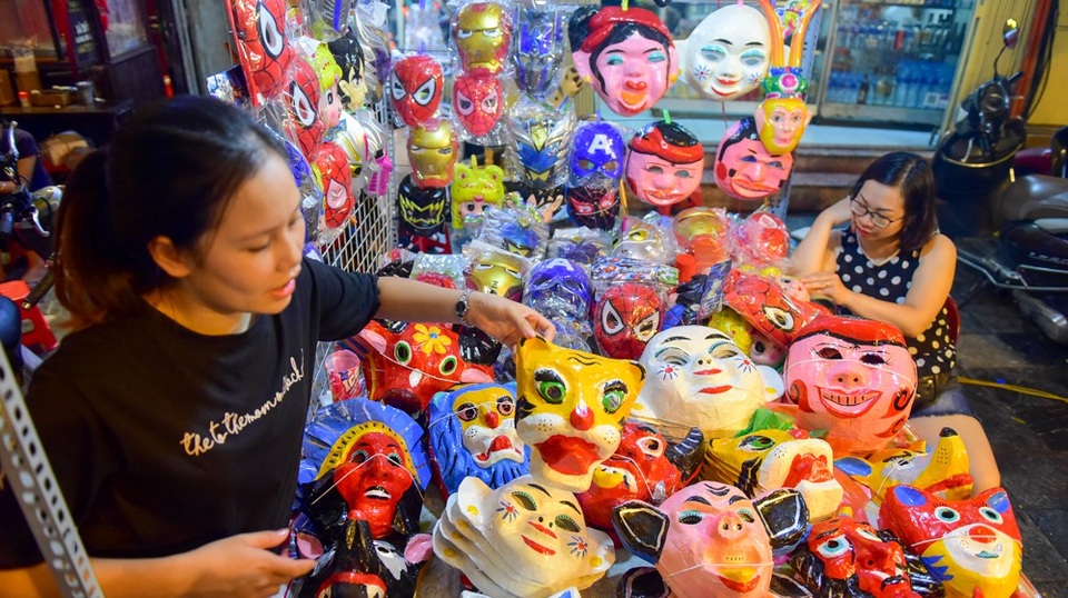 
Trong các loại đồ chơi Trung thu bày bán ở phố Hàng Mã, mặt nạ là loại đồ chơi chiếm số lượng lớn.
