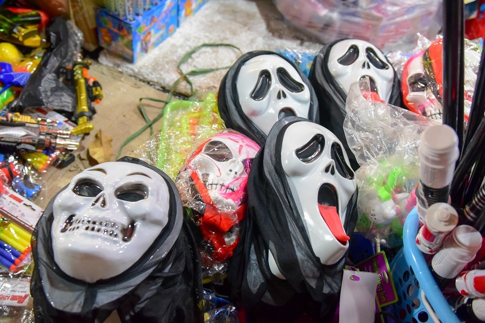 
Ngoài các loại mặt nạ truyền thống ngộ nghĩnh, nhiều kiểu mặt nạ kinh dị vẫn xuất hiện.
