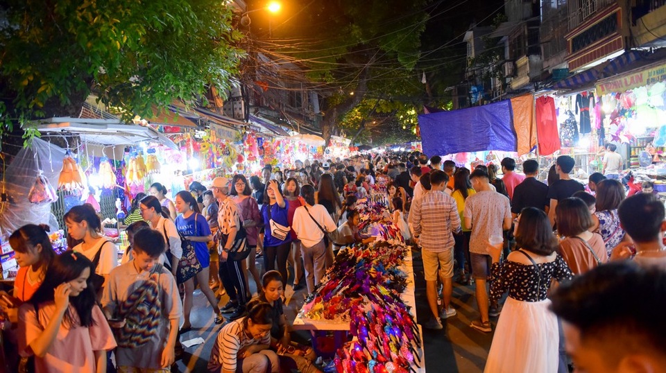 
Càng về khuya, phố Hàng Mã càng đông người.
