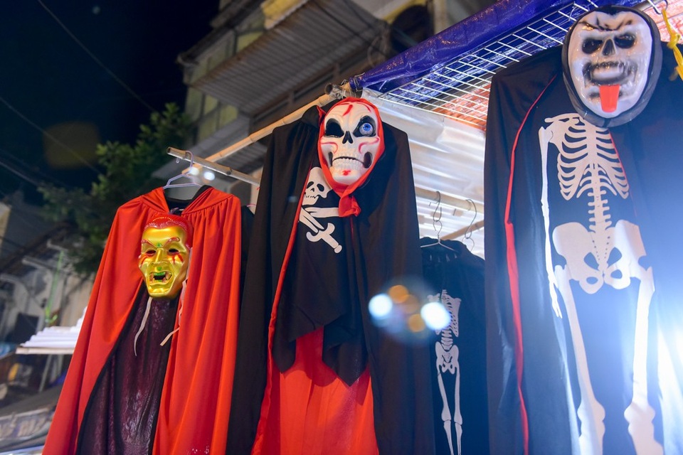 
Mặt nạ kinh dị cùng quần áo đi kèm treo trước cửa hàng, nguồn gốc nhập từ Trung Quốc.
