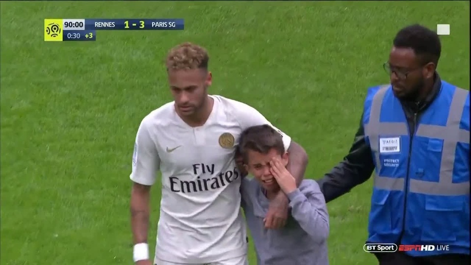 
Cậu bé nhặt bóng rơi nước mắt khi được gặp thần tượng Neymar
