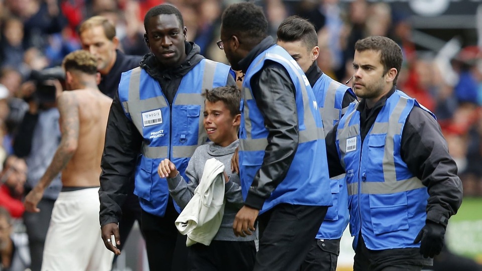 
Neymar đã cởi áo đấu để tặng cậu bé
