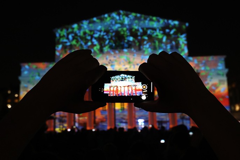 Mãn nhãn lễ hội ánh sáng lớn nhất thế giới tại Nga - 1 Lễ hội “Vòng tròn ánh sáng” 2018 bắt đầu được tổ chức từ ngày 21/9 tại 5 địa điểm, trong đó có khu vực mặt tiền của Bảo tàng Chiến tranh Vệ quốc Vĩ đại, ở thủ đô Moscow của Nga. Trong ảnh: Mặt tiền nhà hát Bolshoi trở thành “bữa tiệc” ánh sáng huyền ảo tại lễ hội.