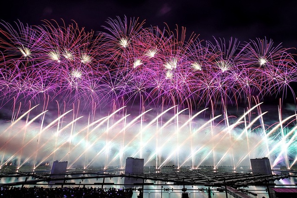 Mãn nhãn lễ hội ánh sáng lớn nhất thế giới tại Nga - 10 Pháo hoa tỏa sáng trong lễ hội âm nhạc ở Moscow.
