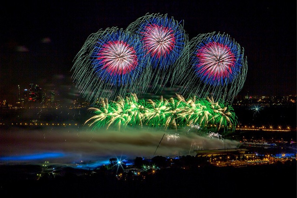 Mãn nhãn lễ hội ánh sáng lớn nhất thế giới tại Nga - 11 Khoảnh khắc ấn tượng khi pháo hoa được phóng trên bầu trời Nga trong lễ hội âm nhạc năm nay.