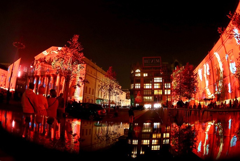 Mãn nhãn lễ hội ánh sáng lớn nhất thế giới tại Nga - 2 Các tiết mục trình diễn ánh sáng đã tái hiện lại lịch sử của quân đội Nga và các cảnh đẹp ở thủ đô Moscow.