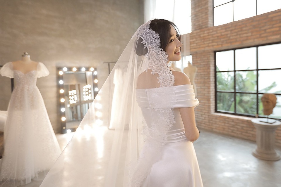Cô dâu Nhã Phương xinh đẹp đi thử váy cưới - 4 Chiếc váy cưới được thiết kế tôn lên được vòng 1 gợi cảm, bờ vai thon cùng phần xương quai xanh mảnh mai, quyến rũ.