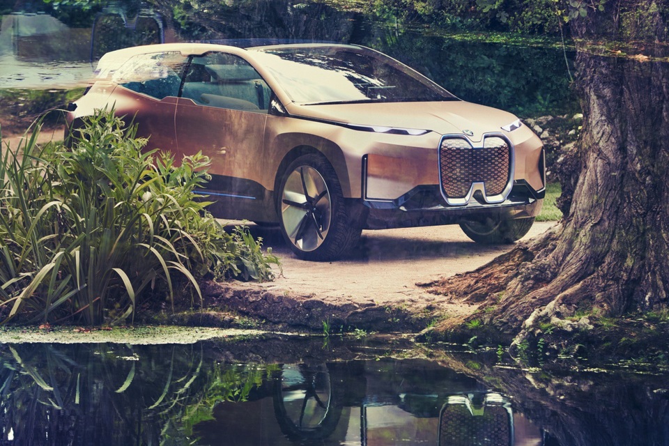 BMW giới thiệu mẫu crossover chạy điện tự lái Vision iNext - 1
