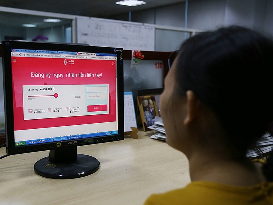 
Khách hàng dễ dàng tìm thấy các trang web cho vay tiền siêu nhanh với những lời quảng cáo hấp dẫn. Ảnh: Hoàng Giang
