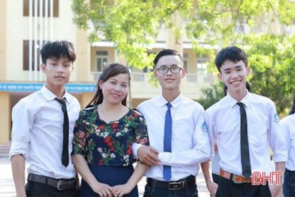 Nghị lực thủ khoa khối C từng thi trượt đại học - 1
Trung Kiên (ngoài cùng bên phải) cùng với cô giáo bộ môn Địa Lý trường Nguyễn Trung Thiên và bạn bè.