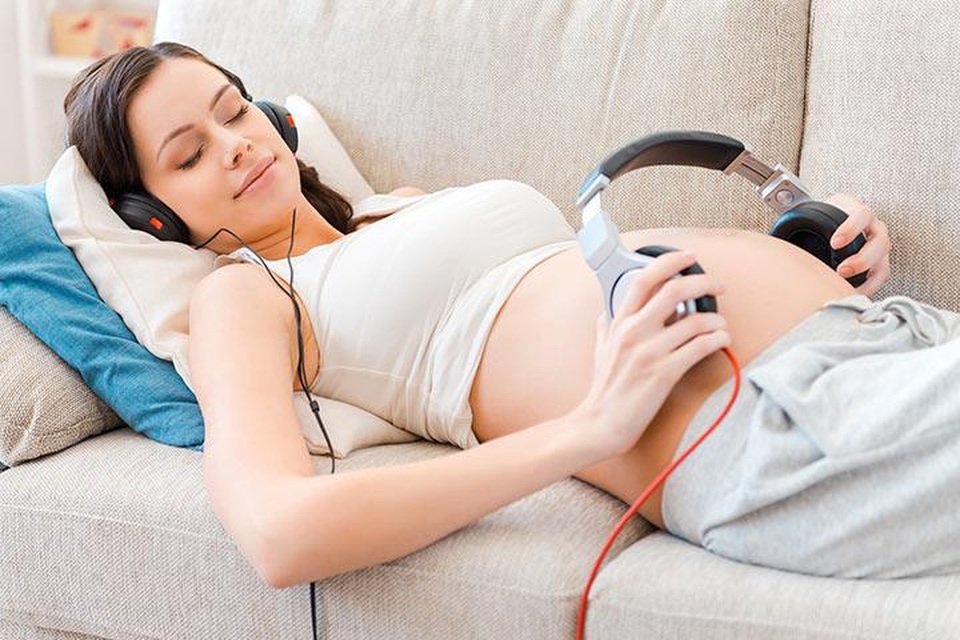 Thai giáo đúng cách - Dạy con hiệu quả từ trong bụng mẹ - 2 Mẹ có thể nghe những bản nhạc du dương cùng bé