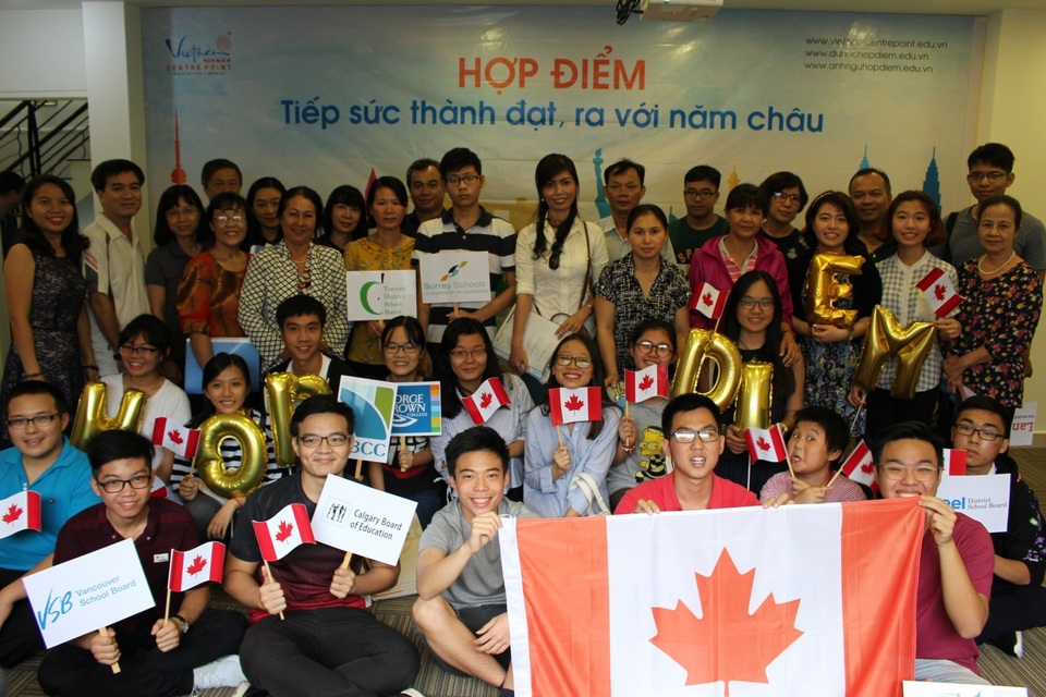 
Các bạn học sinh trung học và phụ huynh họp mặt chuẩn bị lên đường nhập học tại Canada tháng 09/2017 (Ảnh: Hợp Điểm).
