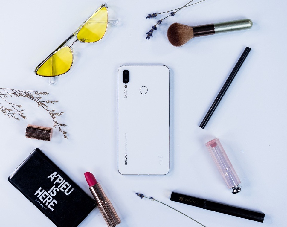 Huawei Nova 3i Trắng ngọc trai: sáng tạo từ sắc màu cơ bản - 4 Vỏ ngoài của Nova 3i Trắng ngọc trai mô phỏng kết cấu của ngọc trai tự nhiên nên nhìn sang trọng, hút mắt