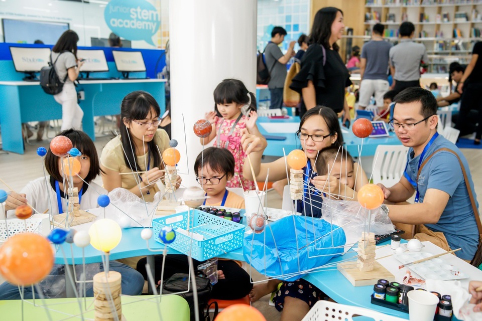 Trẻ em học STEM trong không gian công nghệ kết hợp học và chơi - 5 Khi việc vừa học vừa chơi theo mô hình STEM đang cho thấy những tác động tích cực đối với trí não, khả năng phát triển nhận thức và trí tuệ của trẻ nhỏ.