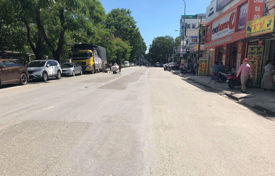 Hoảng hồn thấy vật lạ giống mìn tự chế trước cửa hàng xe máy - 3
Một phần tuyến đường Nguyễn Huệ bị cấm lưu thông để công an và bộ đội tiến hành xử lý vụ việc