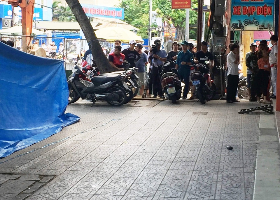 Vật thể lạ giống mìn chỉ là pháo giấy để múa lân - 2
Vật thể lạ nghi là mìn trước cửa hàng xe máy khiến cả khu náo loạn.