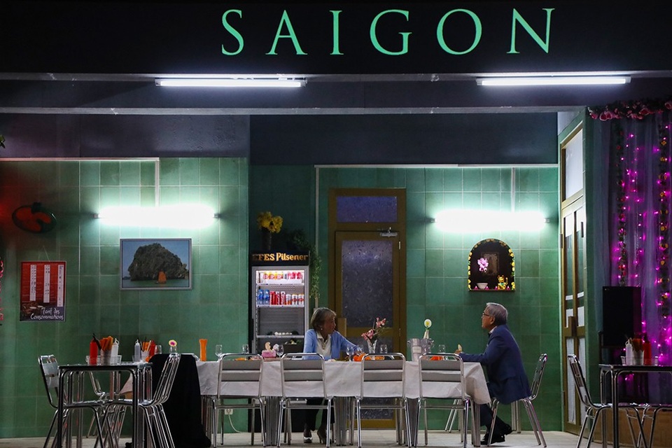 Diễn viên vở “Sài Gòn” xúc động khi được diễn cho khán giả Việt Nam - 3 “Sài Gòn” kể lại cuộc đời của những người Pháp, người Việt Nam bị đẩy đưa theo dòng lịch sử trải dài suốt 40 năm. Đó là một cuộc du hành trong không gian và thời gian, từ Việt Nam qua Pháp, từ năm 1956 - khi những người Pháp cuối cùng tại Sài Gòn về nước đến năm 1996 - khi Việt Nam cho phép những người Việt kiều về thăm quê hương.
