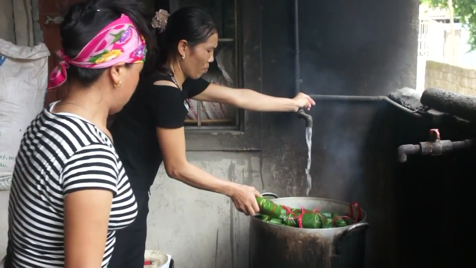 Cả làng phá cỗ Trung thu bằng... bánh chưng - 6 “Ngoài nấu bánh người dân trong xóm thường tổ chức góp gạo thổi cơm chung làm bữa ăn đoàn kết” chị Hòa cho biết thêm.