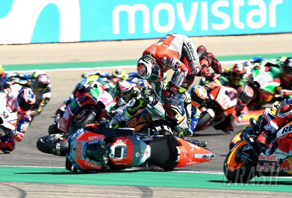 Xem lại tai nạn khiến Lorenzo phải bỏ dở chặng 14 MotoGP 2018 - 3
Sau pha ngã ngựa này, Lorenzo đã phải rời đường đua trên cáng cứu thương.