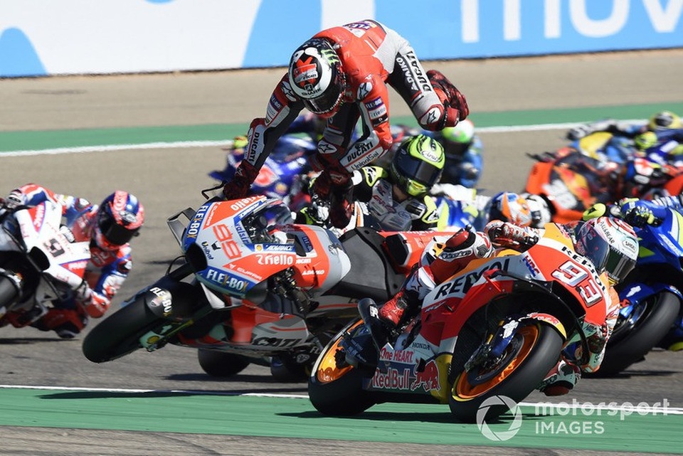 Marquez thắng kịch tính trong ngày Lorenzo gặp tai nạn nghiêm trọng - 4 Marquez thắng kịch tính trong ngày Lorenzo gặp tai nạn nghiêm trọng - 4