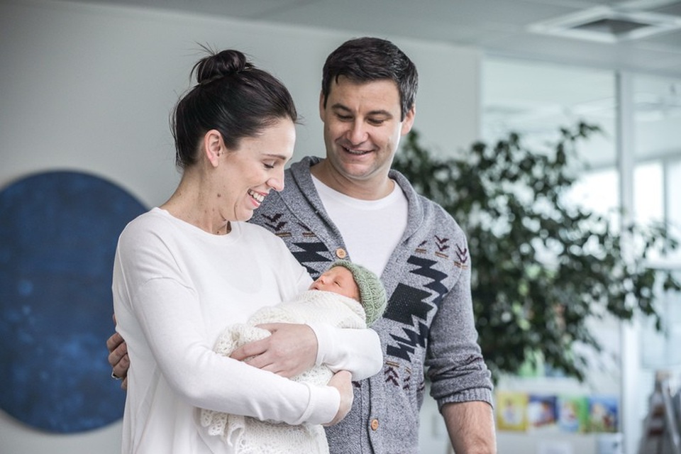 Nữ Thủ tướng New Zealand bế con mới sinh tới họp Liên Hợp Quốc - 1
Thủ tướng New Zealand Jacinda Ardern cùng phu quân và con gái (Ảnh: RNZ)