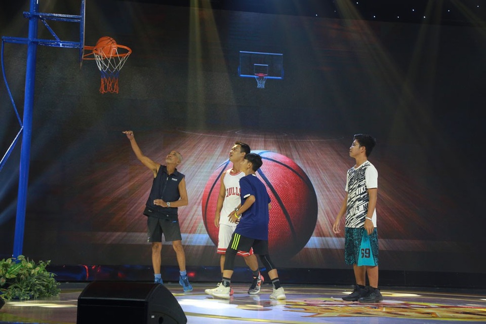 Ông Nguyên cùng các bạn học sinh, sinh viên trổ tài chơi bóng rổ trên sân khấu.