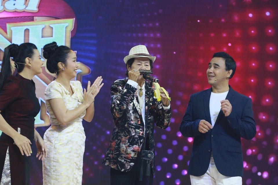 Quát kiệt Tòng Sơn vừa thổi kèn bằng mũi vừa ăn chuối khiến các bình luận viên hết sức thích thú.