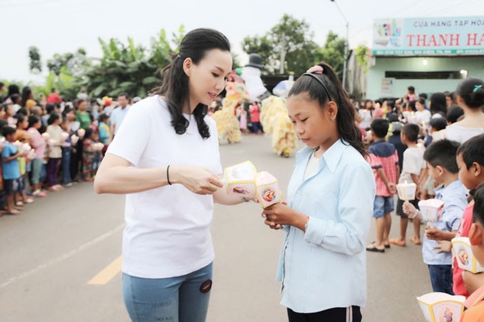Paris Vũ đồng cảm với nhiều em nhỏ có hoàn cảnh kém may mắn.