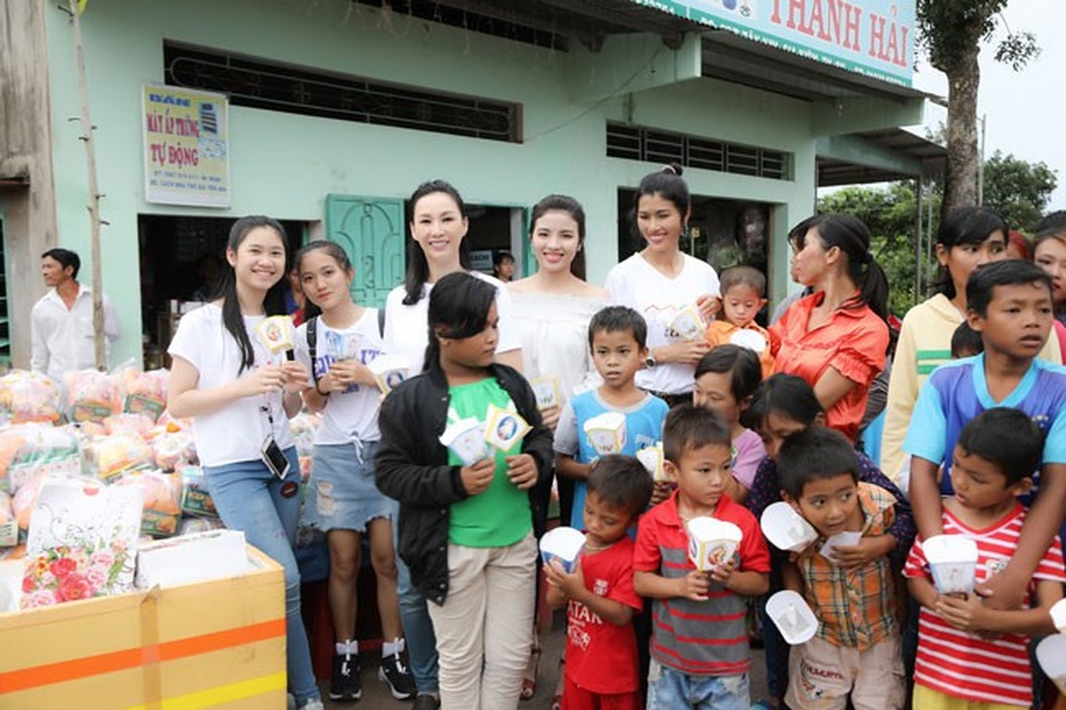 Paris Vũ, Trang Lạ cùng người thân đem niềm vui đến cho các em nhỏ trong mùa trung thu năm nay.
