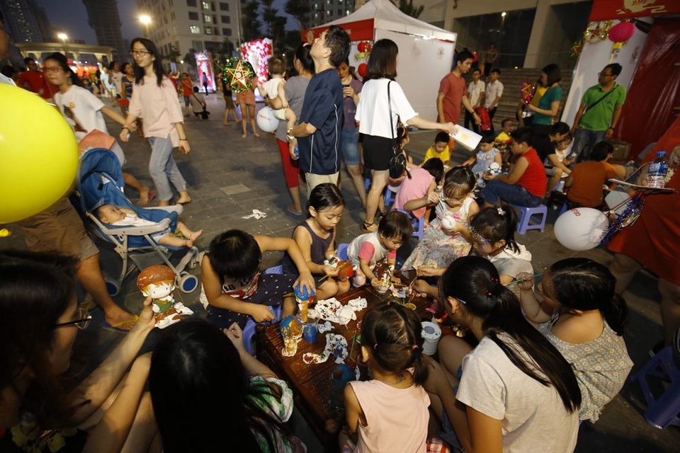 
Các em nhỏ còn được tham gia vào các trò chơi dân gian như nặn tò he, tô tượng...
