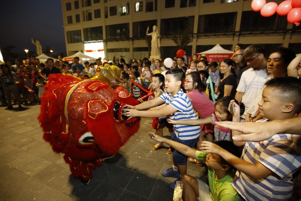 
Các em nhỏ tỏ ra rất thích thú khi được tiếp cận những chú lân sinh động.
