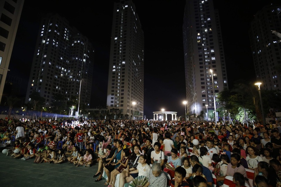 
Đêm hội Trung thu thu hút hàng nghìn em nhỏ cùng phụ huynh tham dự.
