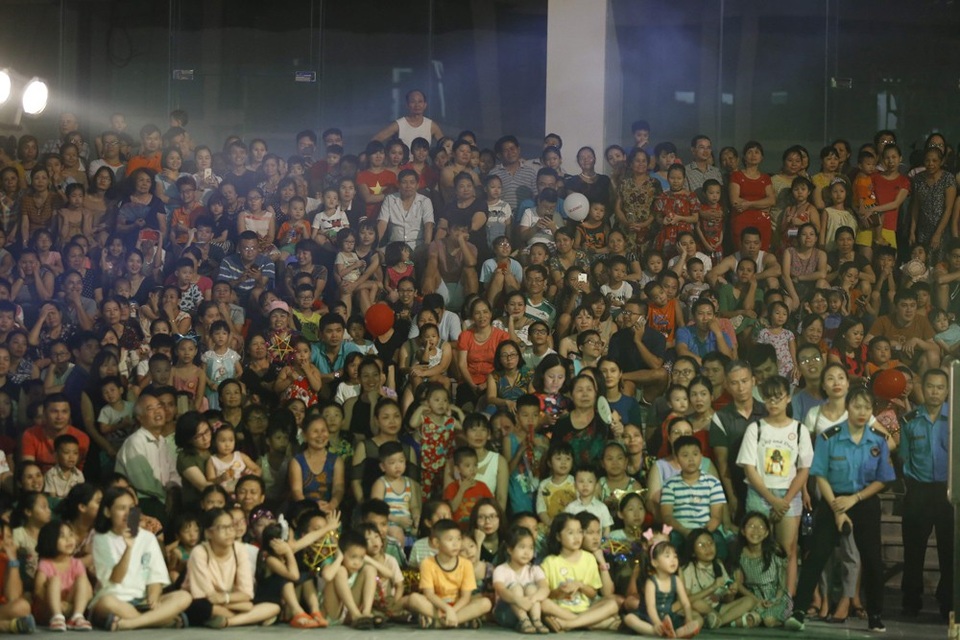 
Hàng nghìn trẻ nhỏ, phụ huynh chăm chú theo dõi chương trình.
