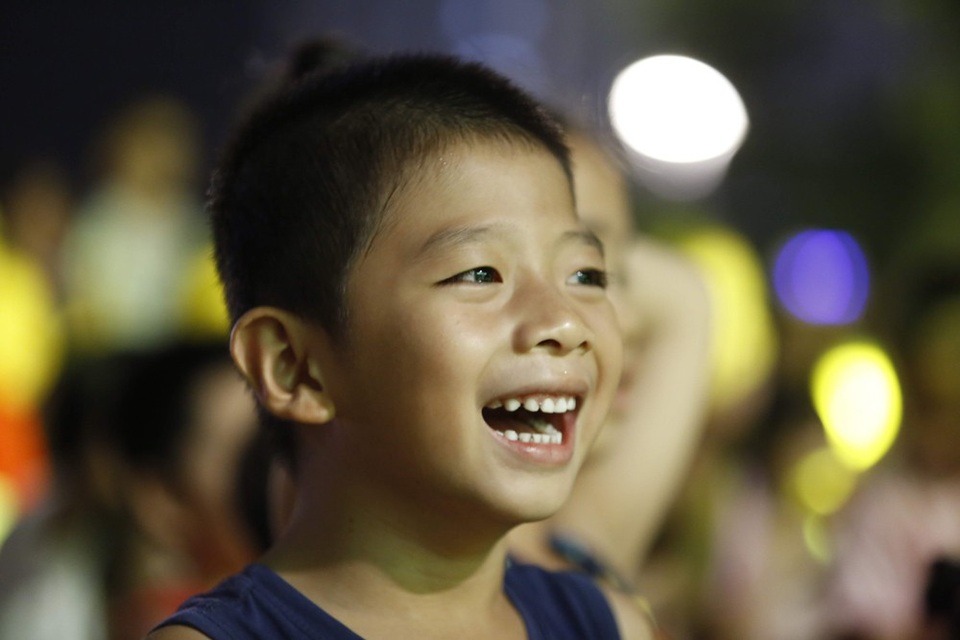 
Biểu cảm của một bé trai khi được tận hưởng bầu không khí Trung thu truyền thống đặc sắc.
