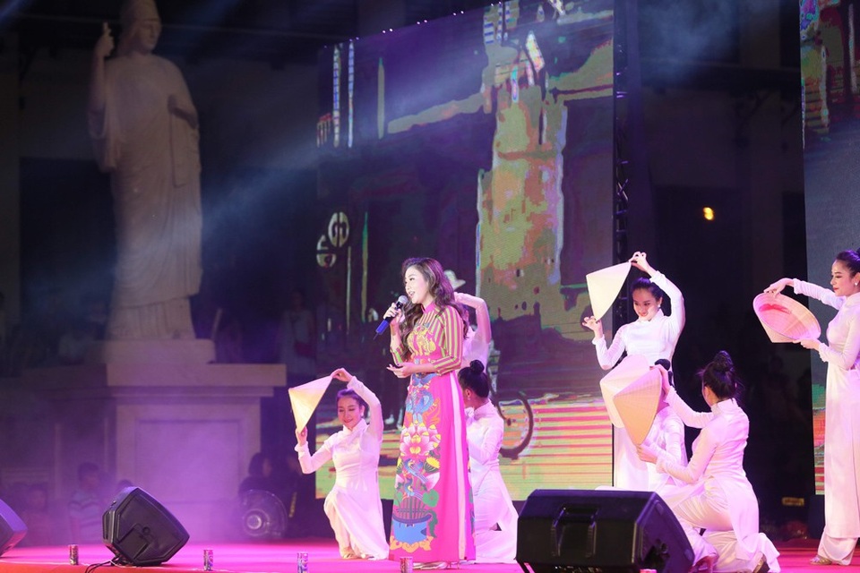 
Phần biểu diễn nghệ thuật có sự góp mặt của những nghệ sĩ nổi tiếng.
