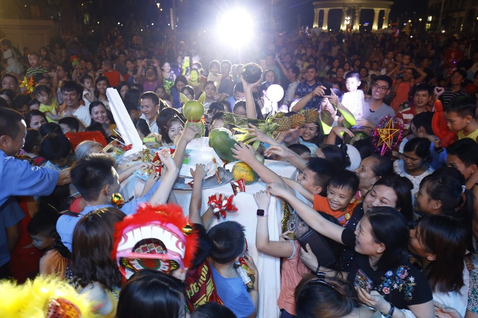 
Tất nhiên, đêm Rằm Trung thu không thể thiếu màn phá cố đầy ắp tiếng cười của trẻ nhỏ.
