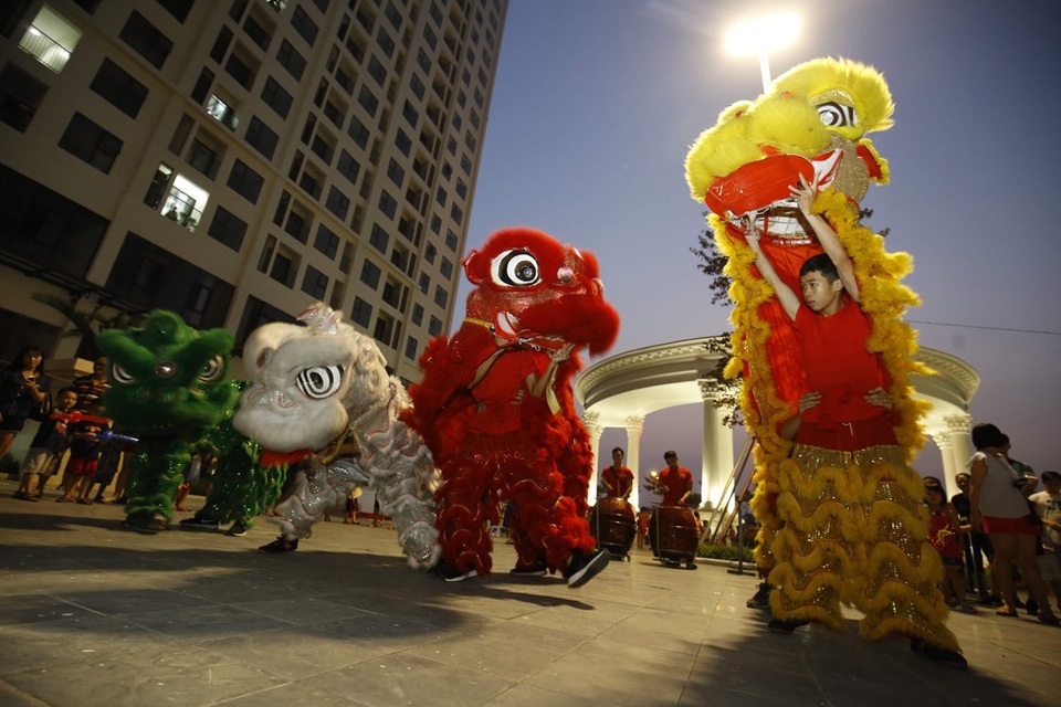 
Đội lân hoành tráng khuấy động bầy không khí đêm hội bằng những màn múa đặc sắc.
