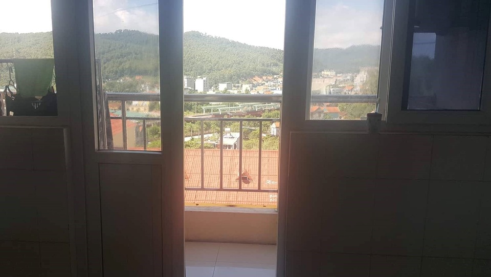 Liên tiếp 2 bệnh nhân rơi từ tầng 6 Bệnh viện Bãi Cháy - 3 
Căn phòng có cửa mở ra ban công bước đầu được xác định là nơi 2 bệnh nhân đi ra và sau đó rơi xuống