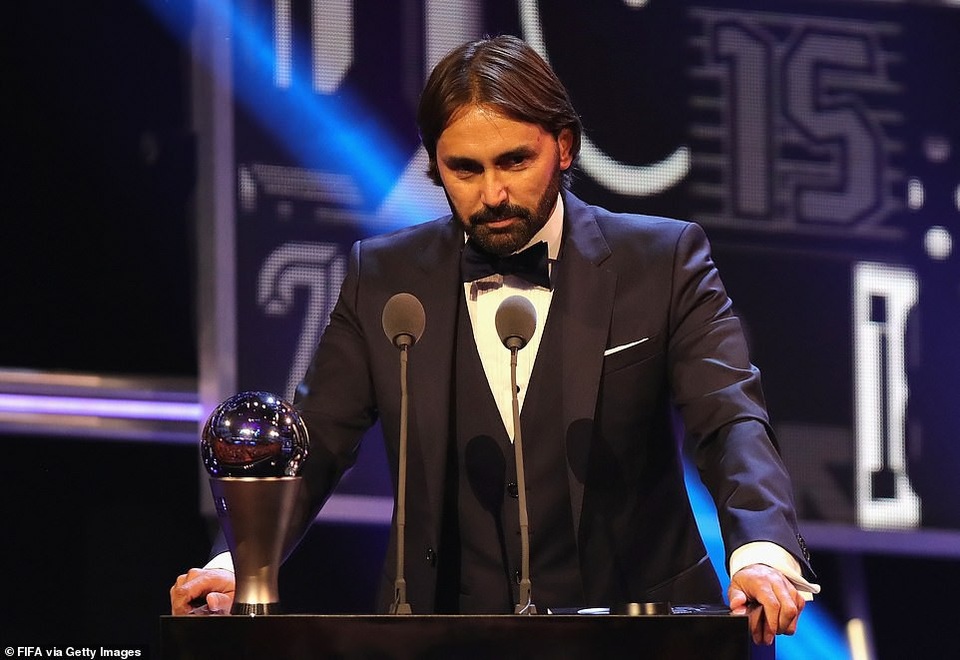 Vượt qua C.Ronaldo, Luka Modric giành giải Cầu thủ xuất sắc nhất FIFA - 6
HLV Reynald Pedros nhận giải HLV bóng đá nữ xuất sắc nhất