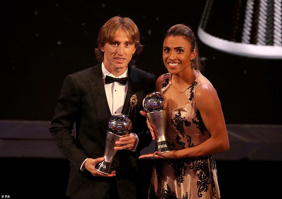 Vượt qua C.Ronaldo, Luka Modric giành giải Cầu thủ xuất sắc nhất FIFA - 3
Luka Modric ăn mừng với Cầu thủ nữ xuất sắc nhất, Marta của Brazil