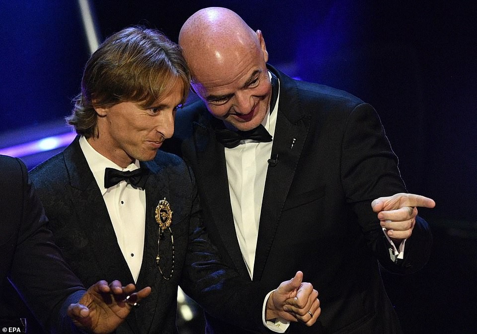 Vượt qua C.Ronaldo, Luka Modric giành giải Cầu thủ xuất sắc nhất FIFA - 2
Chủ tịch FIFA, Gianni Infantino chia vui cùng Luka Modric