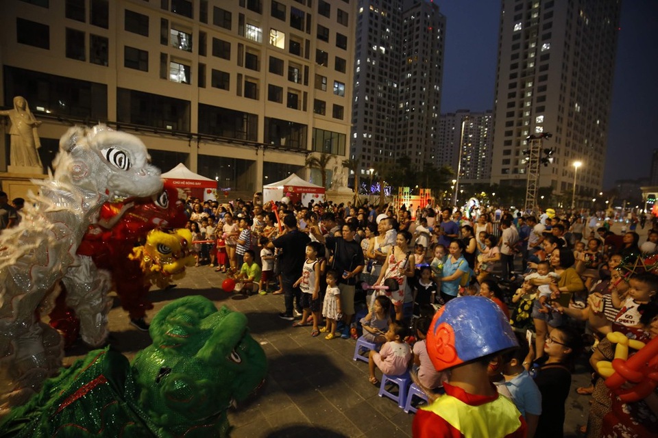 
Dịp Tết Trung thu cuối tuần qua, tại một khu đô thị mới ở quận Bắc Từ Liêm (Hà Nội), nơi có nhưng khối cao ốc chọc trời và nhịp sống hiện đại, hàng nghìn em nhỏ vẫn có cơ hội tận hưởng không khí Rằm Trung thu đậm màu sắc cổ truyền. Mở đầu đêm hội là màn múa lần rất hoành tráng.
