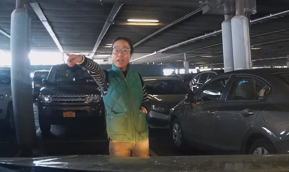 Malaysia: Đứng xí chỗ đậu xe cũng là phạm pháp, có thể bị phạt tù - 1
Người phụ nữ đứng xí chỗ đỗ xe cho người nhà và yêu cầu tài xế đến sau cô đi tìm chỗ khác (Ảnh cắt từ clip)