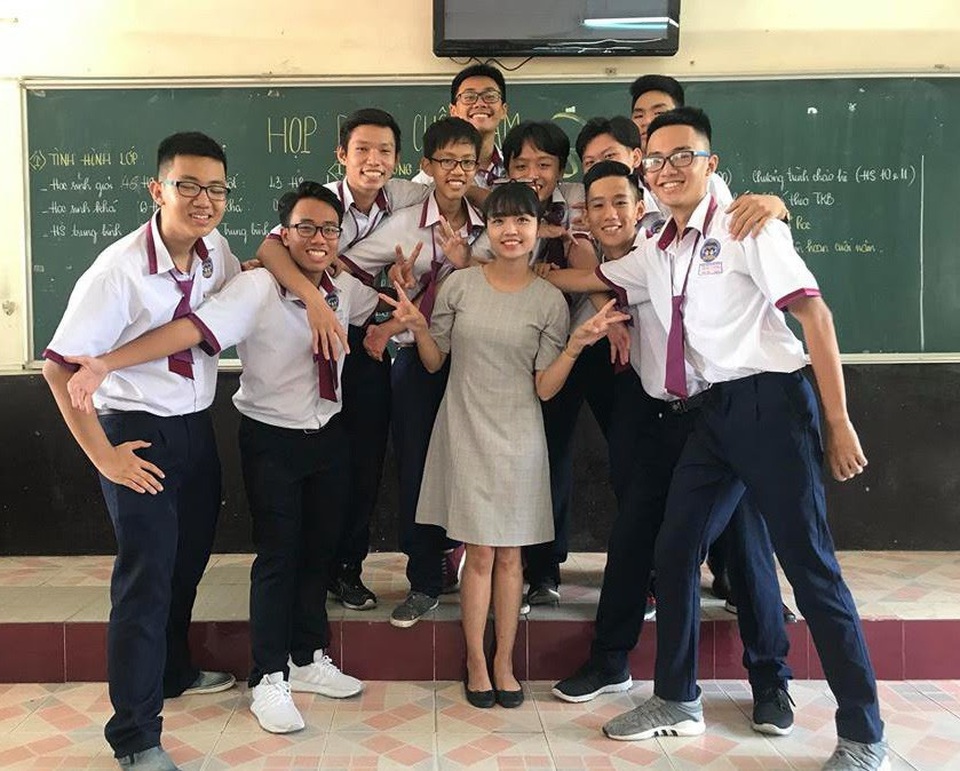 Cô giáo 9X ra đề văn khiến học trò bật khóc - 3
Cô giáo Trần Thị Quỳnh Anh bên học trò.