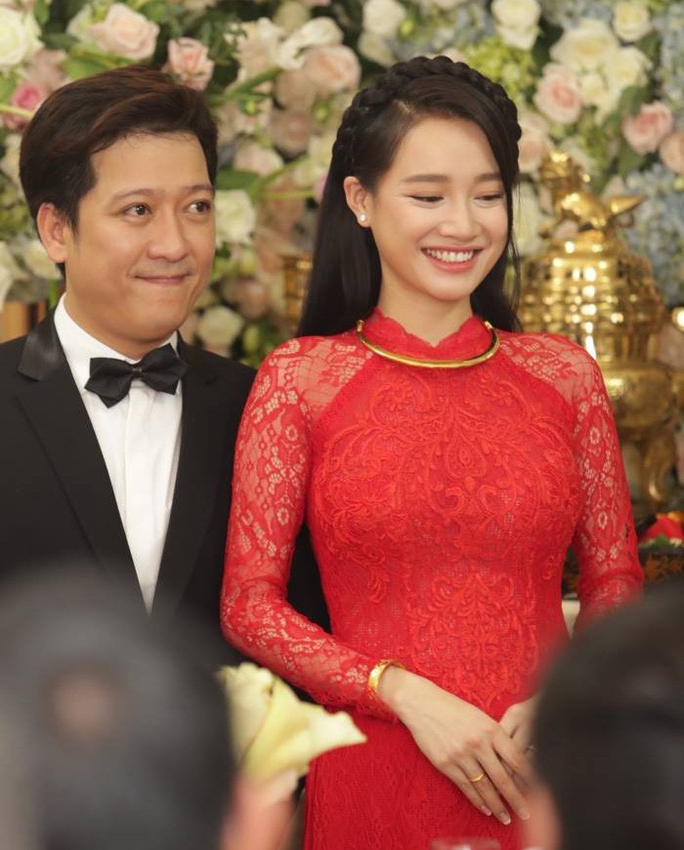 Nhã Phương hạn phúc bên chú rể Trường Giang. Cả hai cười tươi trong giờ cử hành hôn lễ.