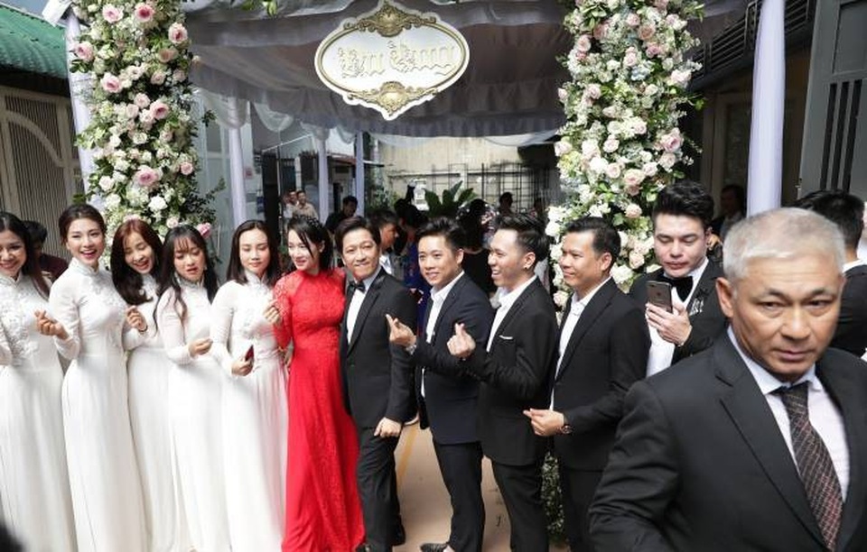 Sau khi hoàn thành các nghi thức, cô dâu chú rể chụp ảnh cùng dàn bưng quả đàn trai và đàn gái