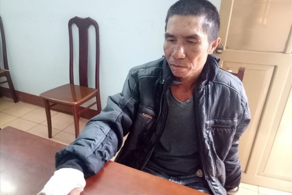 Khởi tố đối tượng đâm chết vợ tại tòa vì níu kéo bất thành - 1 Đối tượng Nguyễn Văn Hùng tại cơ quan công an