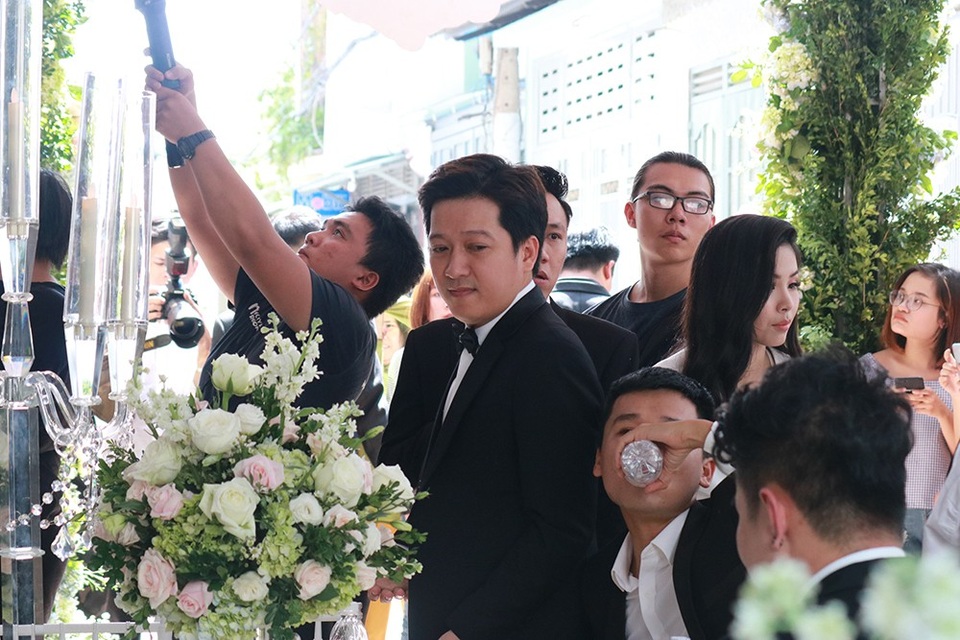 Trường Giang phải đứng bên ngoài chờ khá lâu để đến giờ làm lễ. Đây là cái kết khá đẹp của Trường Giang sau nhiều scandal tình trường sóng gió. 